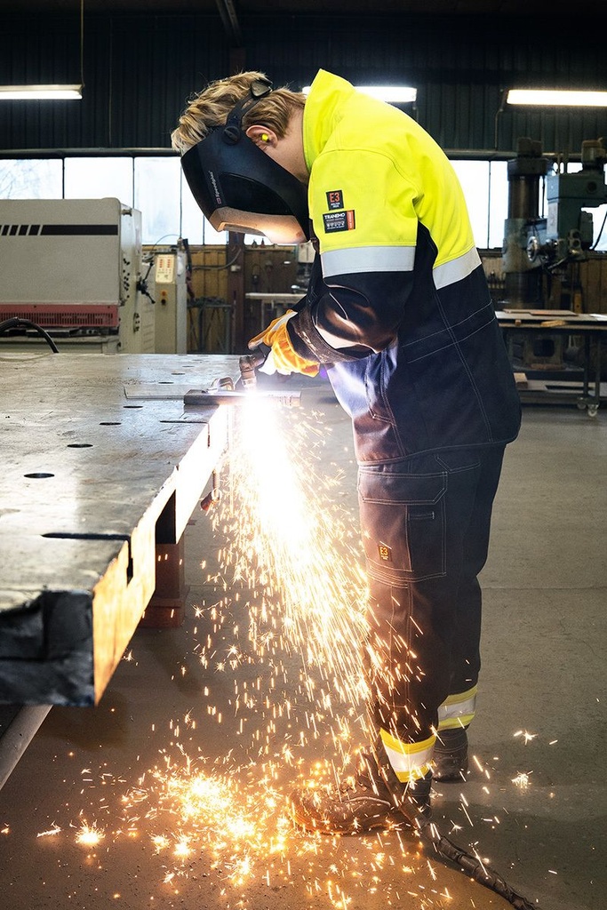 Cazadora Tranemo 573088 sin PFAS e inherentemente ignífuga con visibilidad aumentada. Las mangas y la parte delantera en Cantex Weld y la parte trasera en Cantex Stretch, cremallera oculta con corchetes.
